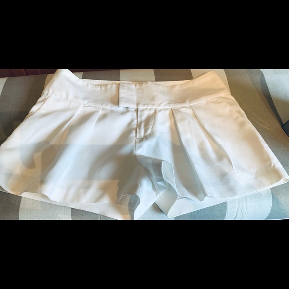 NWT Armani Exchange Dressy Pleated White Shorts - Picture 1 of 5